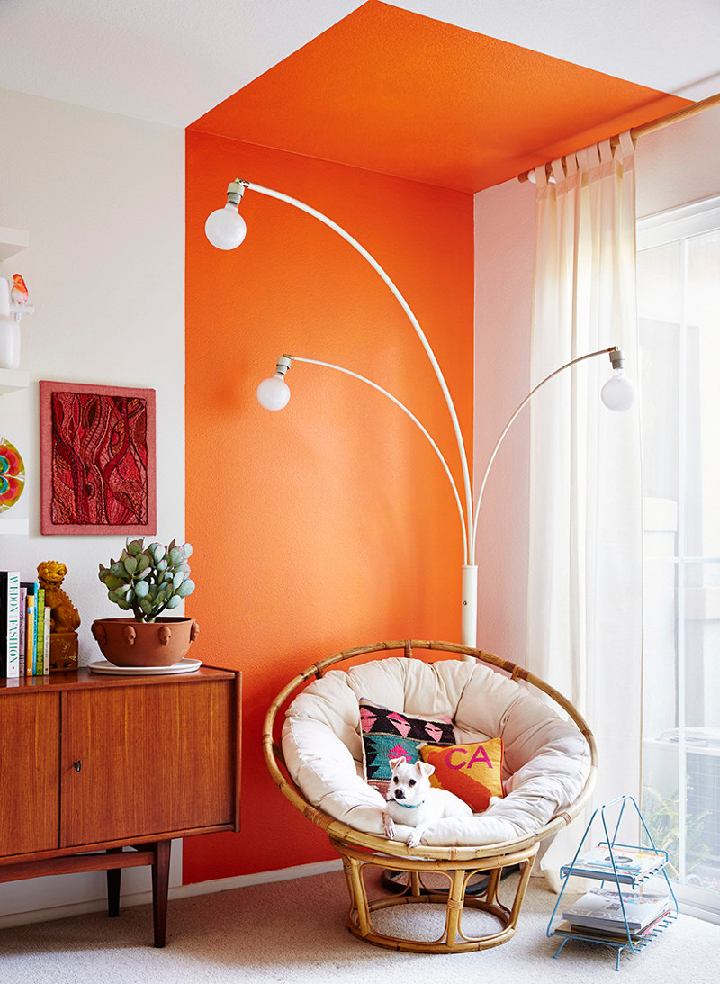 sudut bersantai menjadi semakin berwarna dengan aksen warna orange pada dinding dan ceiling / rachel whiting